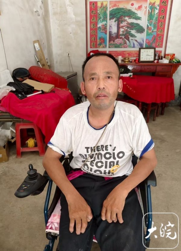 10倍杠杆配资平台 各界爱心帮扶， 男子用畸形双手托起“美好生活”_大皖新闻 | 安徽网